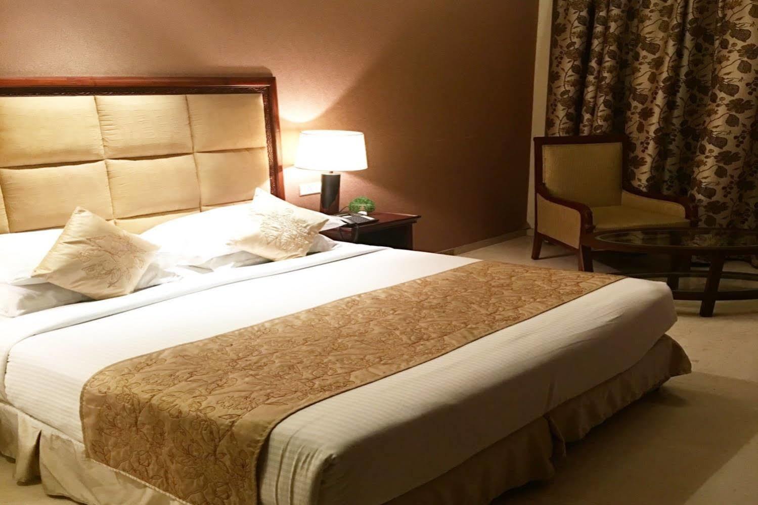 Godwin Hotel Meerut Exterior foto